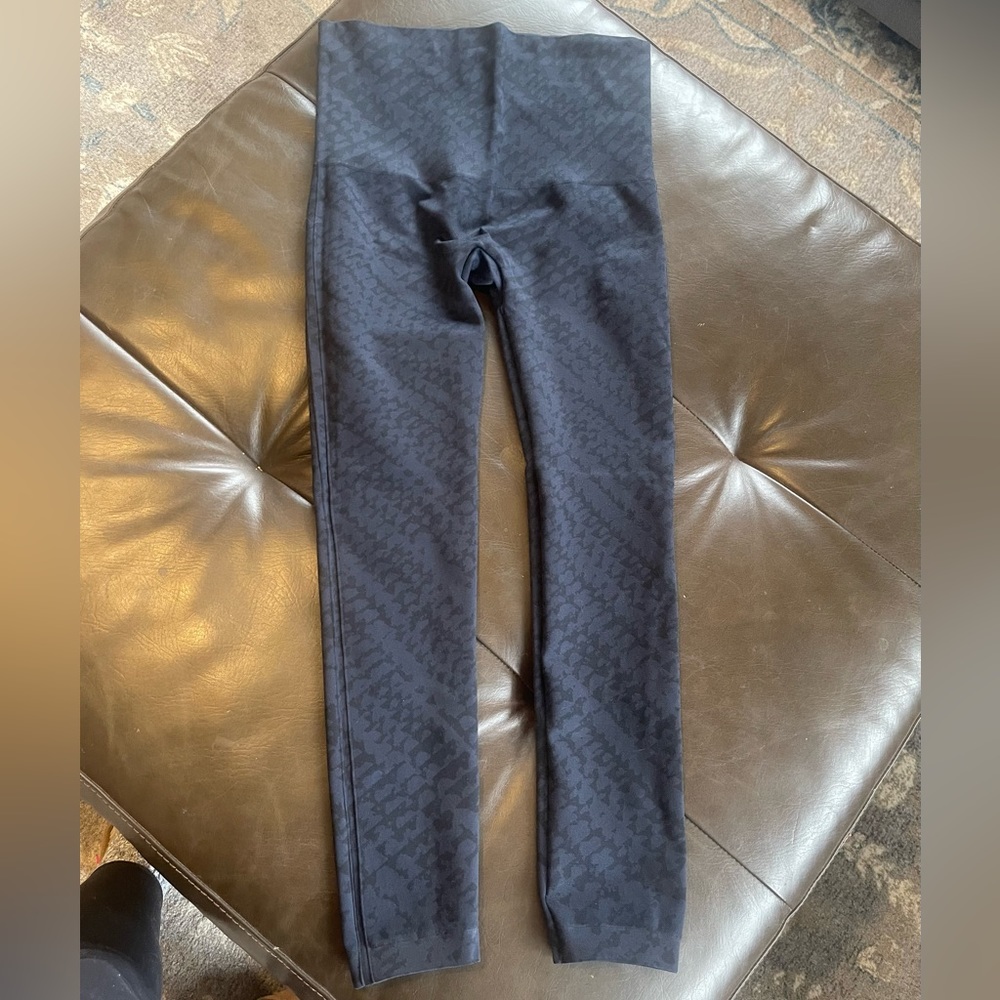 Black and blue Spanx leggings